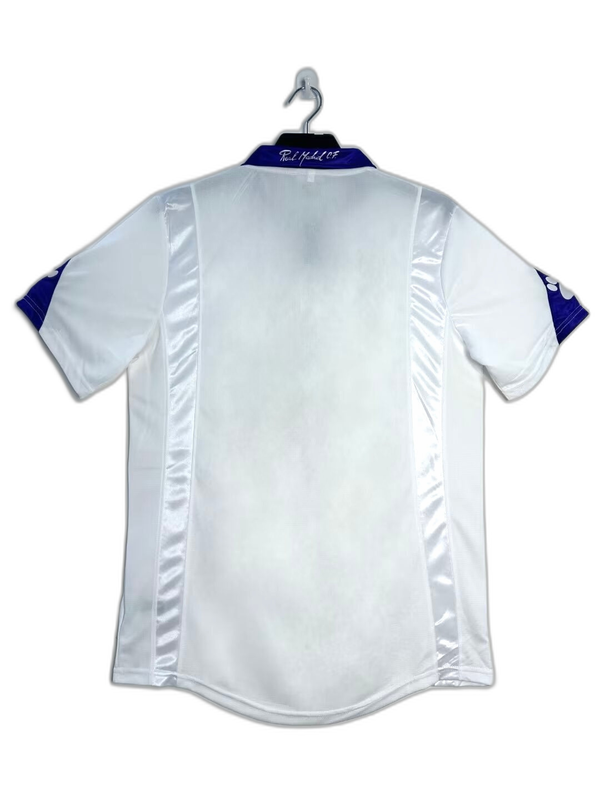 Camiseta retro Real Madrid 97-98 blanca detalles morados vista trasera, Reino del Futbol