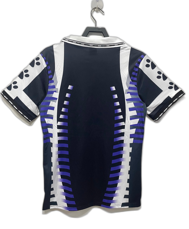 Camiseta retro Real Madrid 97-98 visitante azul y blanca con detalles gráficos clásicos, Reino del Futbol