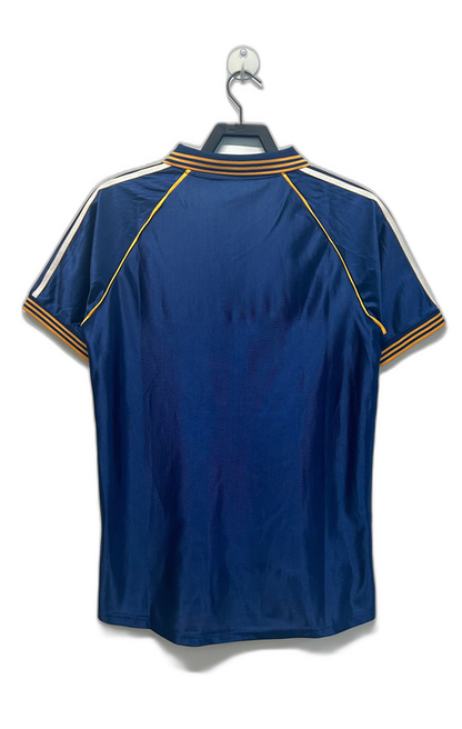 Camiseta retro Real Madrid 98-00 azul marino, rayas blancas y detalles dorados, vista trasera