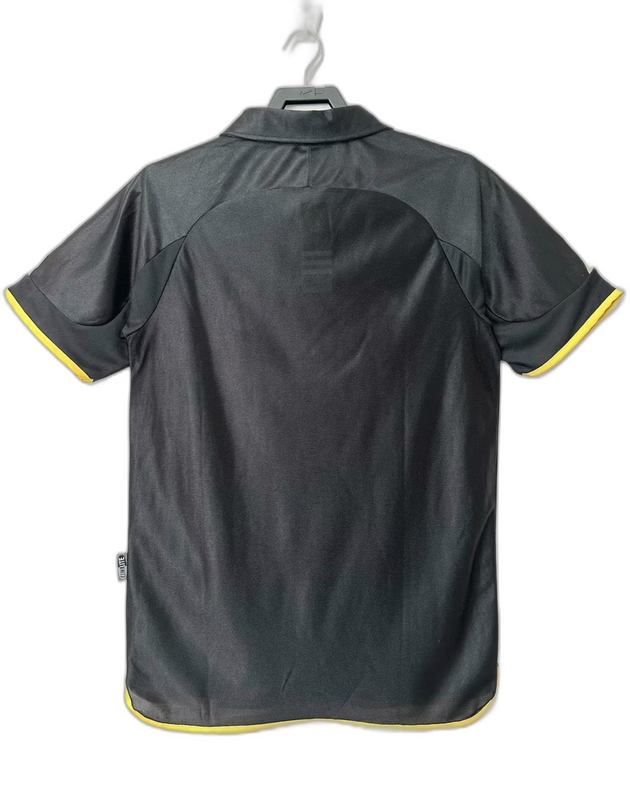 Camiseta retro Real Madrid 1999-2001 negra con detalles amarillos, vista trasera, Reino del Futbol