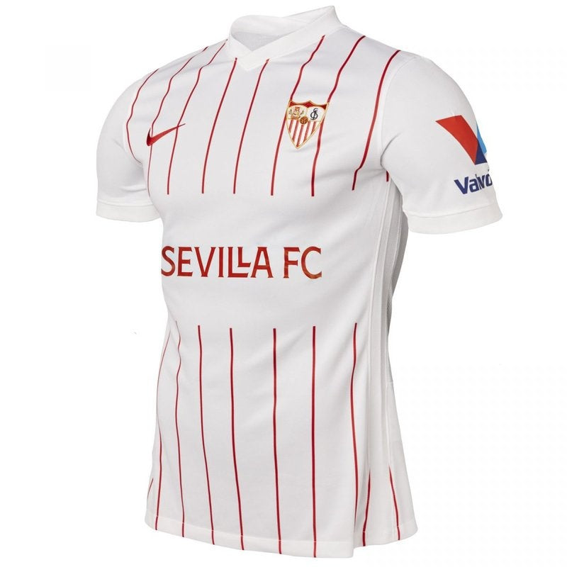Camiseta Sevilla FC 2021-2022 local blanca con rayas rojas, escudo y patrocinadores visibles.