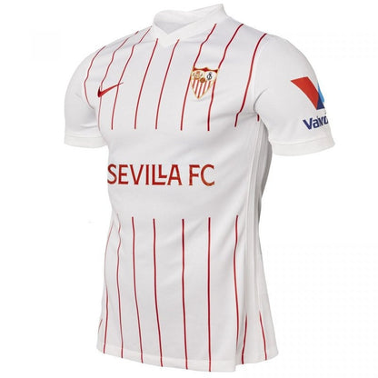 Camiseta Sevilla FC 2021-2022 local blanca con rayas rojas, escudo y patrocinadores visibles.