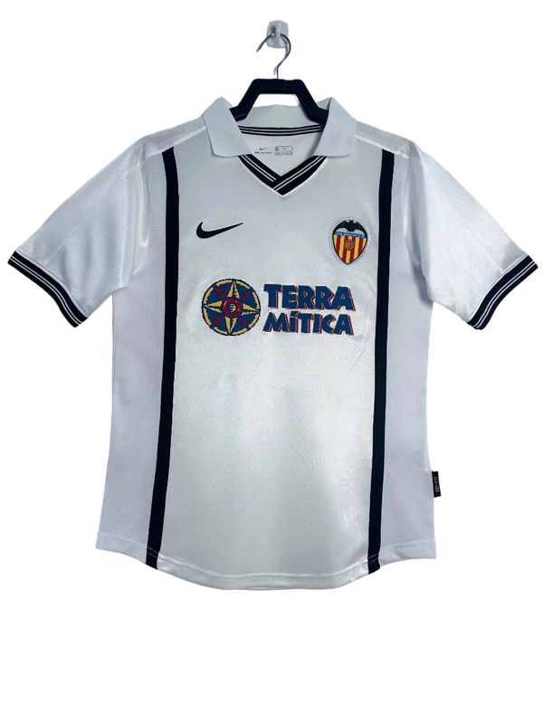 Camiseta retro Valencia CF local blanca con logo Nike y patrocinio Terra Mítica, fútbol europeo.