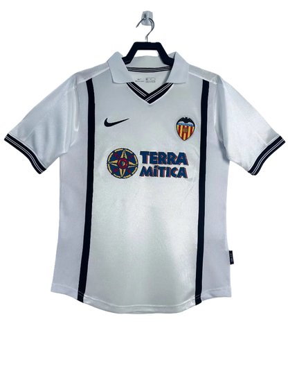 Camiseta retro Valencia CF local blanca con logo Nike y patrocinio Terra Mítica, fútbol europeo.