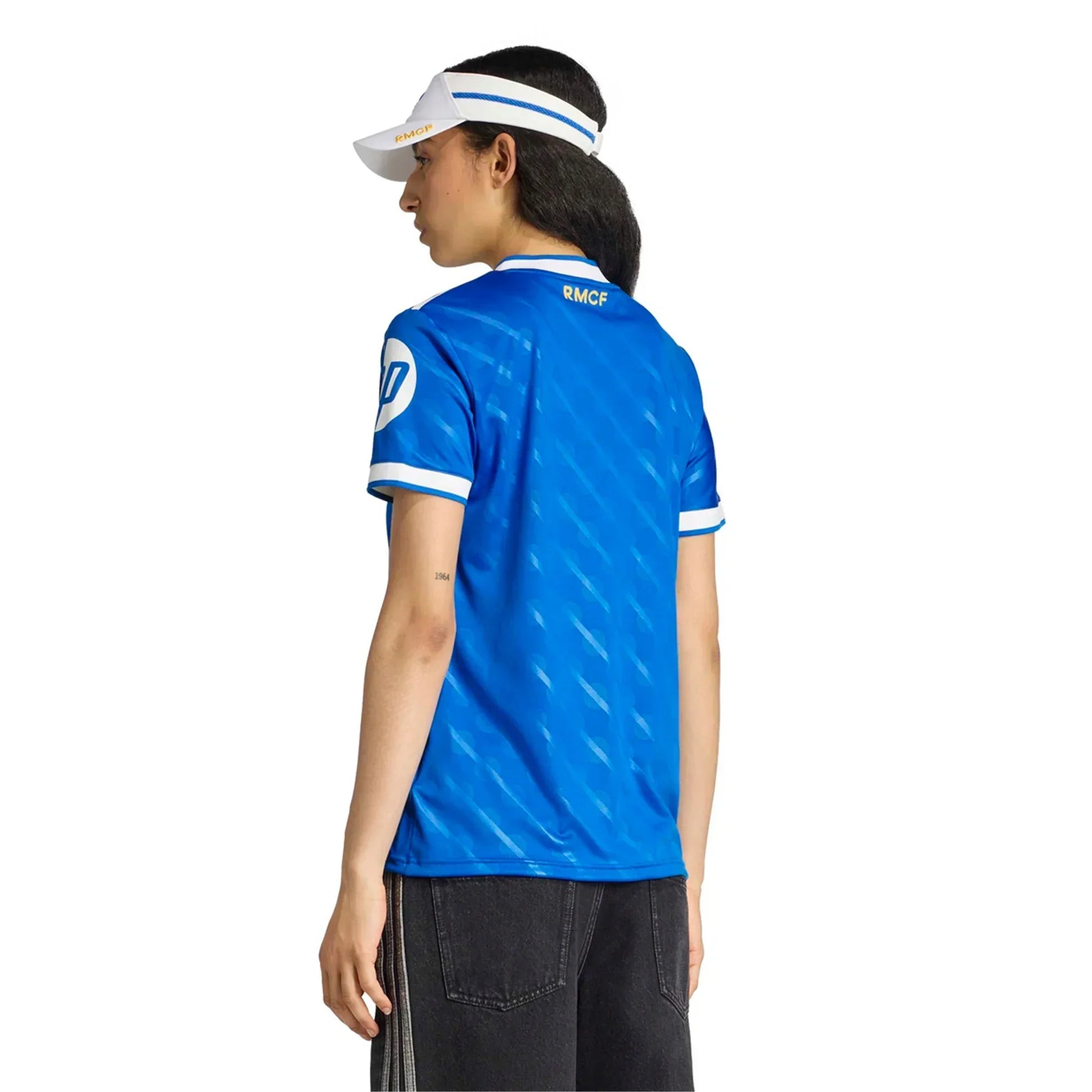 Camiseta de fútbol azul RMCF edición especial, modelo exclusivo, vista trasera sobre fondo blanco