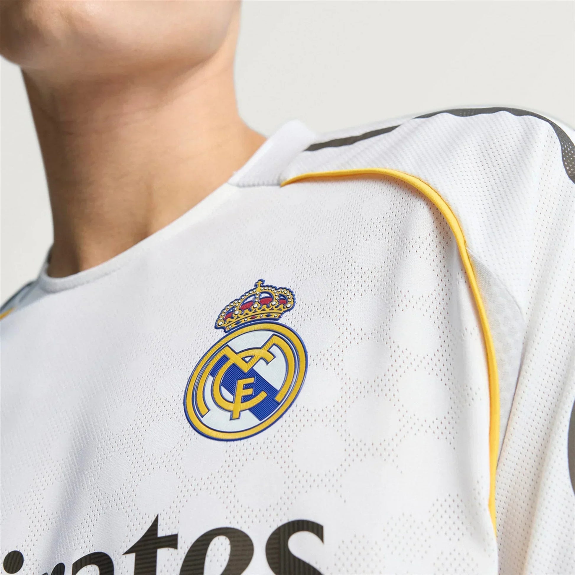 Camiseta oficial Real Madrid blanca con detalles amarillos, venta online en Reino del Futbol