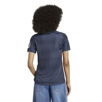 Persona de espaldas con camiseta de fútbol europea azul, Reino del Futbol, fondo blanco