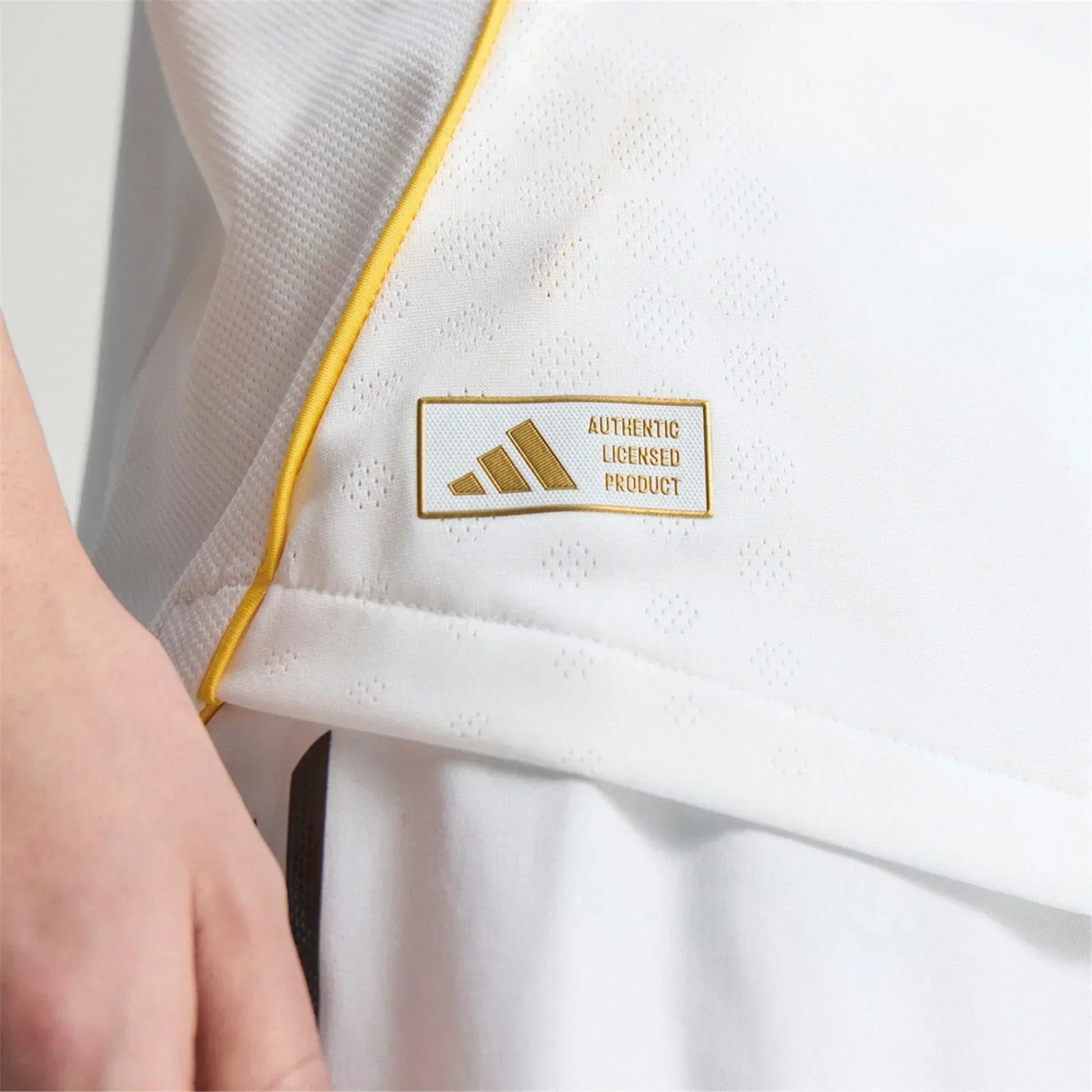Detalle camiseta fútbol europeo blanca Adidas auténtica, ribete amarillo, Reino del Futbol