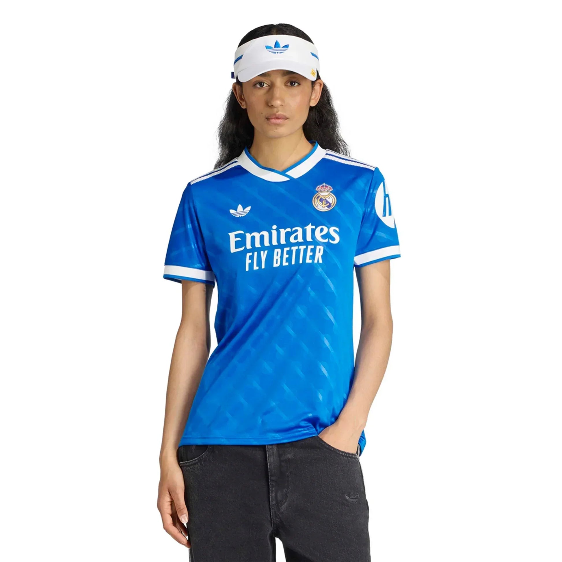 Mujer con camiseta azul Real Madrid edición especial Adidas en Reino del Futbol
