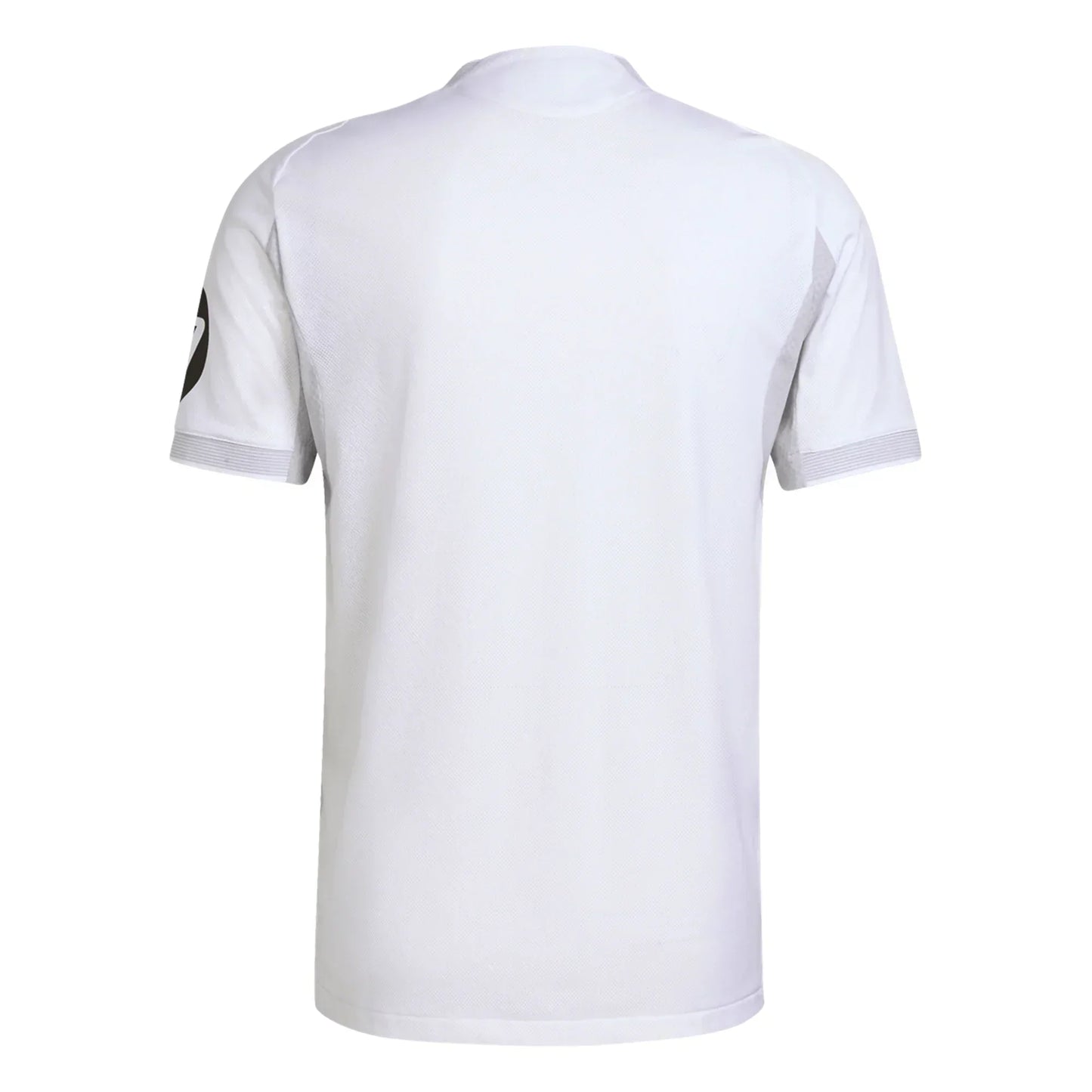 Camiseta de fútbol blanca de manga corta, vista trasera, con logo negro en la manga derecha