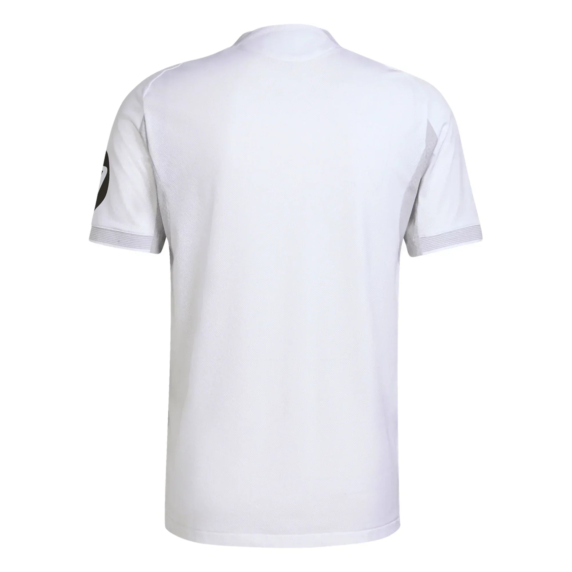 Camiseta de fútbol blanca de manga corta, vista trasera, con logo negro en la manga derecha